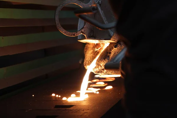 iron-molten-metal-pouring-in